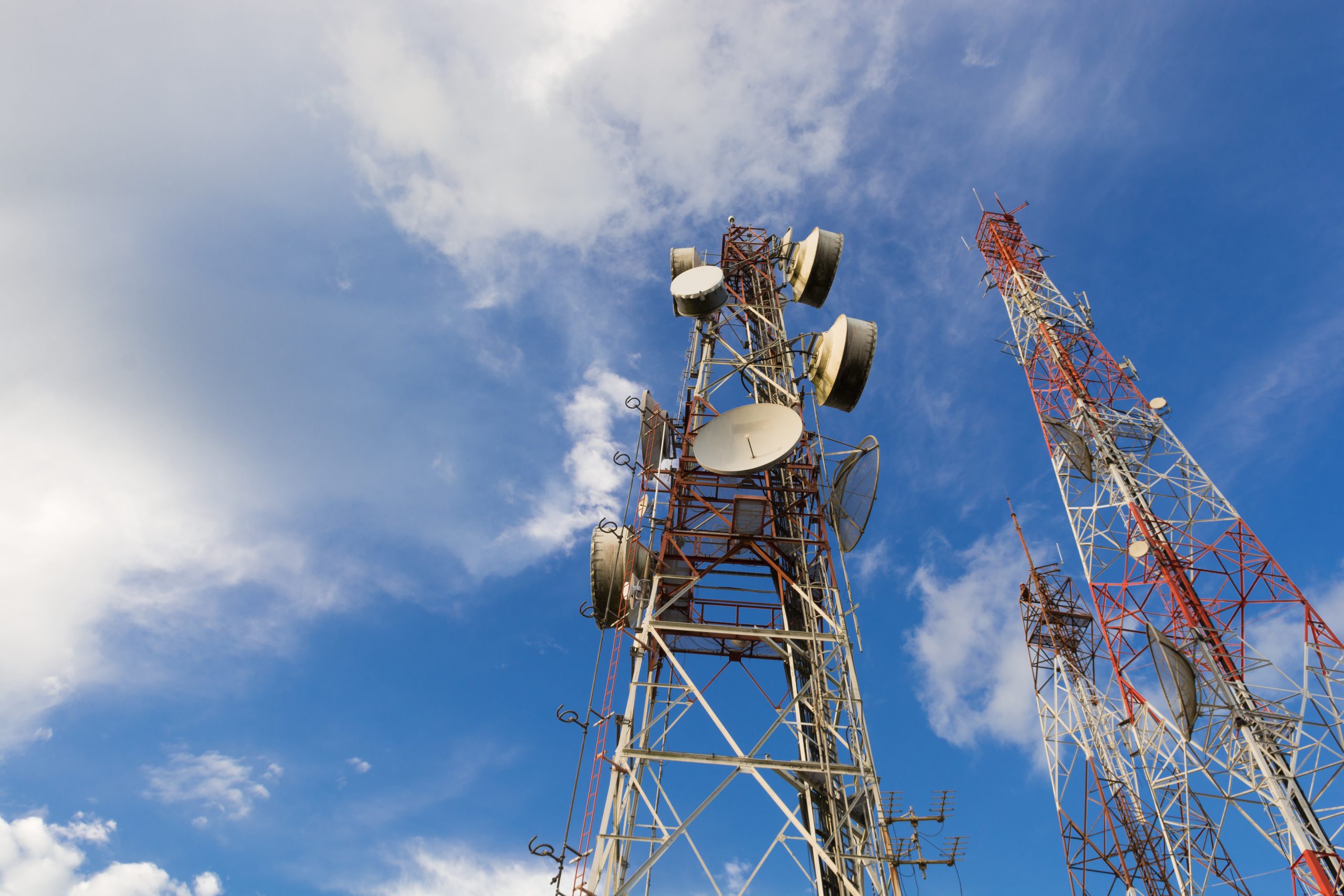 mastil-de-telecomunicaciones-antenas-de-tv-tecnologia-inalambrica